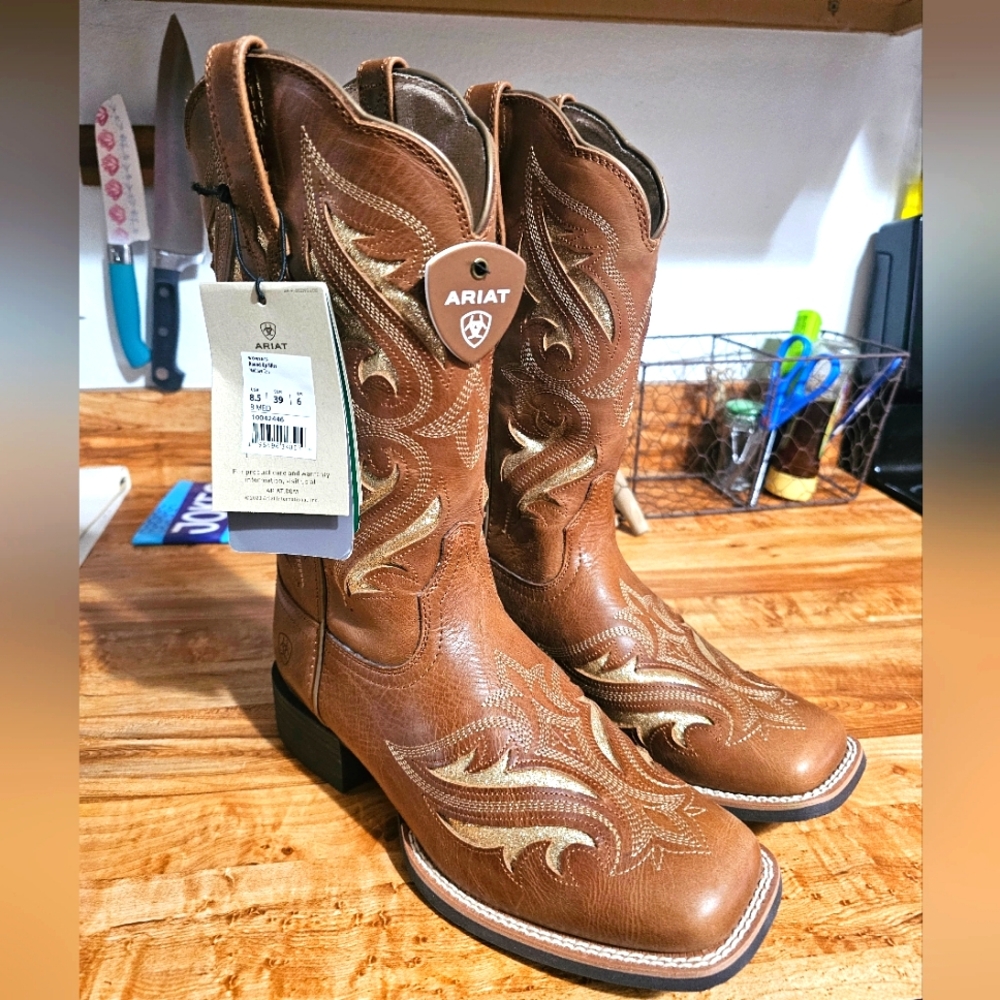 *NEW* Ariat womens square toe boots, size 8.5, brown with gold glitter